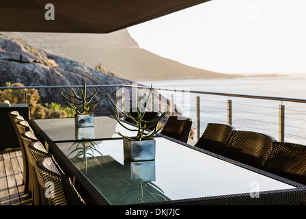 Esstisch auf Luxus-Terrasse mit Blick auf Meer Stockfoto