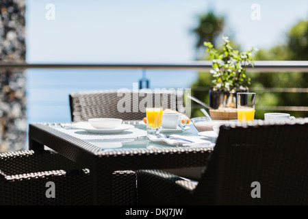 Frühstück am Esstisch Luxus Terrasse mit Blick auf Meer Stockfoto