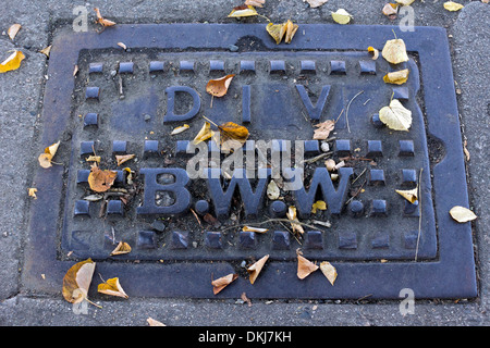 Schachtabdeckung (BWW - Boston Water Works) in den Straßen von Boston, Massachusetts, USA Stockfoto