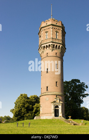 Wasserturm mit blauem Himmel Stockfoto