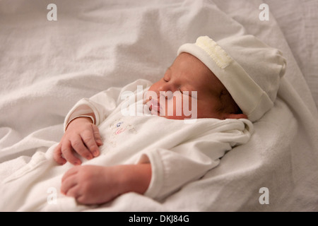 Neugeborenes Baby, zwei Stunden alt, mit Kappe im Krankenhaus Stockfoto