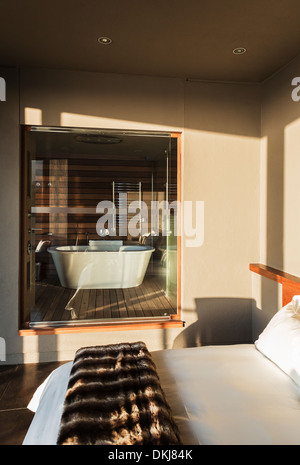 Moderne Schlafzimmer mit Fenster, Bad Stockfoto