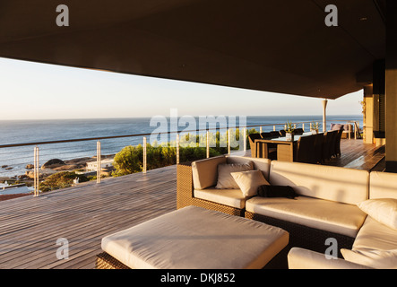 Sofa und Tisch auf Luxus-Terrasse mit Blick auf Meer Stockfoto