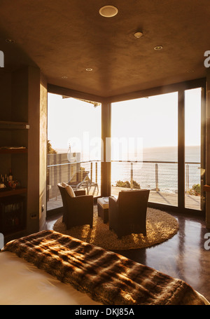 Luxus-Schlafzimmer mit Blick auf Meer bei Sonnenuntergang Stockfoto