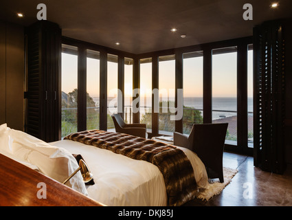 Luxus-Schlafzimmer mit Blick auf Meer bei Sonnenuntergang Stockfoto