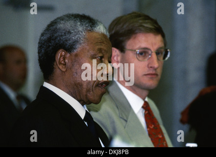 Nelson Mandela und Carl Bildt Stockfoto