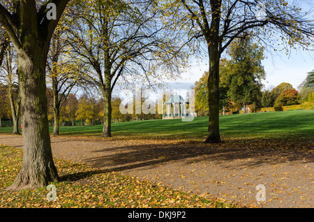 Der Musikpavillon im Quarry Park, Shrewsbury in Herbst-Sonne Stockfoto