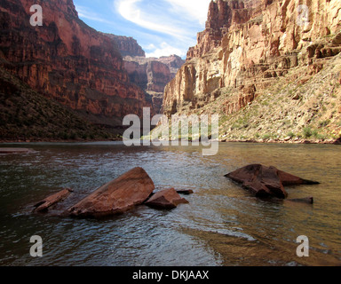 Ruhiges Wasser, Felsen und schönen roten und gelben Felswände in den Grand Canyon. Stockfoto