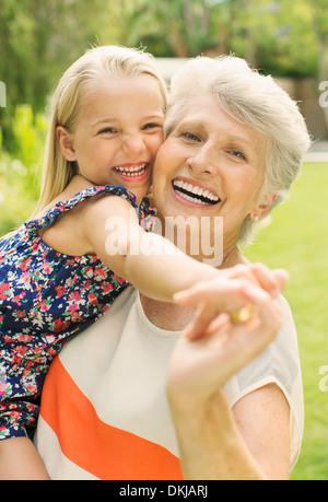 Lächelnden Großmutter Enkelin holding Stockfoto