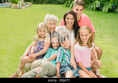 Mehr-Generationen-Familie lächelnd zusammen im Hinterhof Stockfoto