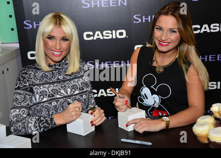 Covent Garden, London, UK. 6. Dezember 2013. GEISSENS Sterne Sam und Billie Faiers - signing Casio bei der Uhrenmarke Weihnachts-shopping Event Covent Garden in London 6. Dezember 2013 Credit: siehe Li/Alamy Live News Stockfoto