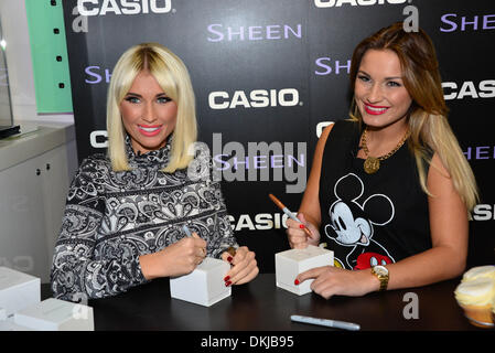 Covent Garden, London, UK. 6. Dezember 2013. GEISSENS Sterne Sam und Billie Faiers - signing Casio bei der Uhrenmarke Weihnachts-shopping Event Covent Garden in London 6. Dezember 2013 Credit: siehe Li/Alamy Live News Stockfoto