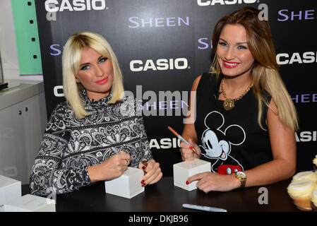 Covent Garden, London, UK. 6. Dezember 2013. GEISSENS Sterne Sam und Billie Faiers - signing Casio bei der Uhrenmarke Weihnachts-shopping Event Covent Garden in London 6. Dezember 2013 Credit: siehe Li/Alamy Live News Stockfoto