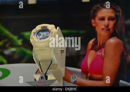 Covent Garden, London, UK. 6. Dezember 2013. GEISSENS Sterne Sam und Billie Faiers - signing Casio bei der Uhrenmarke Weihnachts-shopping Event Covent Garden in London 6. Dezember 2013 Credit: siehe Li/Alamy Live News Stockfoto