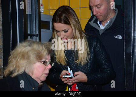 Covent Garden, London, UK. 6. Dezember 2013. GEISSENS Sterne Sam und Billie Faiers - signing Casio bei der Uhrenmarke Weihnachts-shopping Event Covent Garden in London 6. Dezember 2013 Credit: siehe Li/Alamy Live News Stockfoto