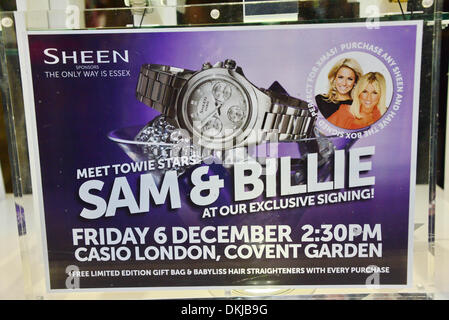 Covent Garden, London, UK. 6. Dezember 2013. GEISSENS Sterne Sam und Billie Faiers - signing Casio bei der Uhrenmarke Weihnachts-shopping Event Covent Garden in London 6. Dezember 2013 Credit: siehe Li/Alamy Live News Stockfoto