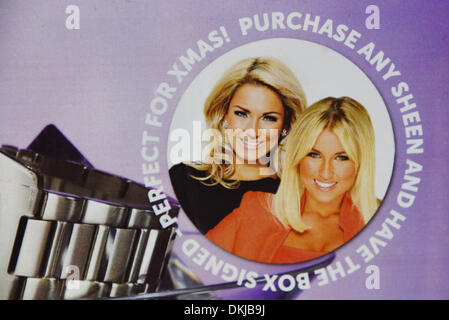 Covent Garden, London, UK. 6. Dezember 2013. GEISSENS Sterne Sam und Billie Faiers - signing Casio bei der Uhrenmarke Weihnachts-shopping Event Covent Garden in London 6. Dezember 2013 Credit: siehe Li/Alamy Live News Stockfoto