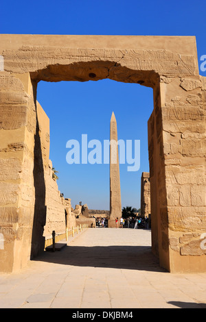 Innenhof und Obelisk Thutmosis I - Karnak Tempel, Luxor, Ägypten Stockfoto