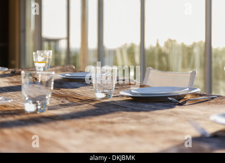 Gedecke auf Esstisch Stockfoto