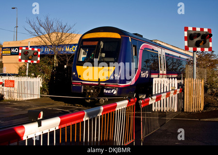 ScotRail 'First' s Zug nähert sich einem Bahnübergang Richtung Bahnhof in Dundee, Großbritannien Reisen Stockfoto