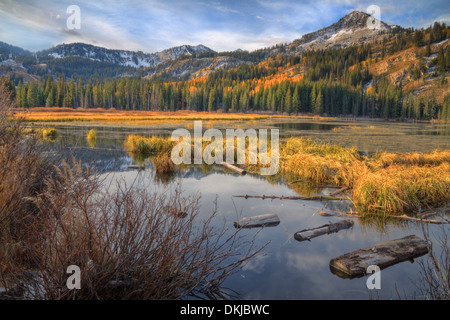 Herbst am Silbersee unter Mount Millicent und andere Alpengipfel in der Nähe von Brighton in den Wasatch Mountains von Nord-Utah Stockfoto