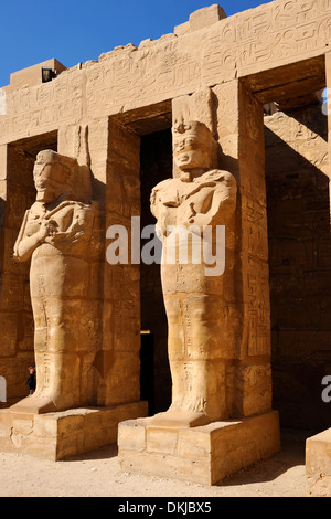 Osiride Statuen von Ramses III im Hof von Ramses III - Karnak Tempel, Luxor, Ägypten Stockfoto