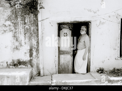 Mann zu Hause in Chennai Madras in Tamil Nadu in Indien in Südasien. Indische Tür Tür Haus Armut Slum Kultur Leben Lifestyle Reisen Stockfoto