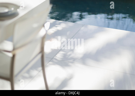 Schatten der Bäume auf der Terrasse Stockfoto