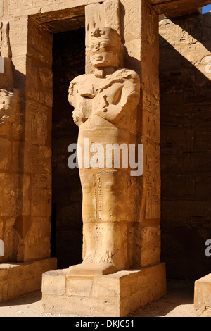 Osiride Statue von Ramses III im Hof von Ramses III - Karnak Tempel, Luxor, Ägypten Stockfoto