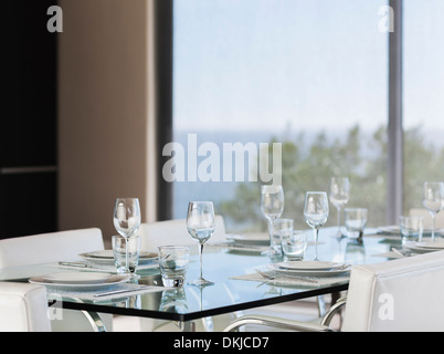Gedeckter Tisch im modernen Speisesaal Stockfoto