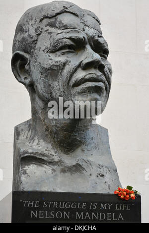 London, UK. 6. Dezember 2013. Trauernde lassen Sie Blumen auf Nelson Mandela Statue auf der South Bank, London. Nelson Mandela, starb am 5. Dezember 2013 nach einem langen Kampf mit seiner Gesundheit erster schwarzer Präsident Südafrikas. Bildnachweis: Patricia Phillips/Alamy Live-Nachrichten Stockfoto