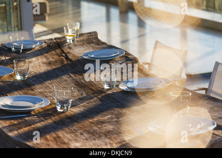 Gedeckter Tisch auf der Terrasse Stockfoto