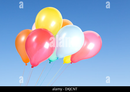 Reihe von bunten Luftballons in den blauen Himmel Stockfoto