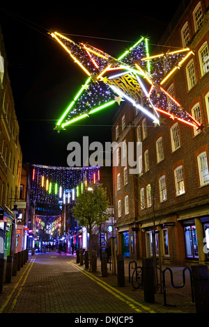 Die fantastische Weihnachtsbeleuchtung in Seven Dials Viertel in London. Stockfoto