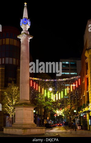 Die fantastische Weihnachtsbeleuchtung in Seven Dials Viertel in London. Stockfoto