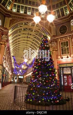 Weihnachtsbeleuchtung in der Londoner Leadenhall Market. Stockfoto