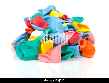 Haufen von bunten leer Luftballons, isoliert auf weiss Stockfoto