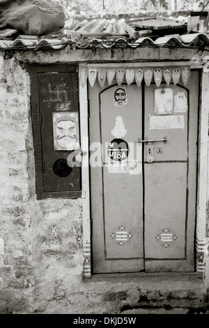 Reisen Fotografie - Street Szene einer Haustür in Chennai Madras in Tamil Nadu in Indien in Südasien. Häuser Home Eingang Stockfoto