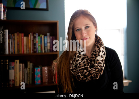 Porträt einer jungen Frau, die Vorbereitung zu studieren. Stockfoto