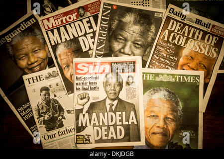 London, Großbritannien. 06. Dez 2013. Britische Zeitung Vorderseiten, die den Tod der Südafrikanischen Anti-apartheid-revolutionär, Nelson Rolihlahla Mandela, der am 5. Dezember 2013 in seinem Haus in Johannesburg, Südafrika gestorben. London UK vom 6. Dezember 2013. Credit: Lenscap/Alamy leben Nachrichten Stockfoto