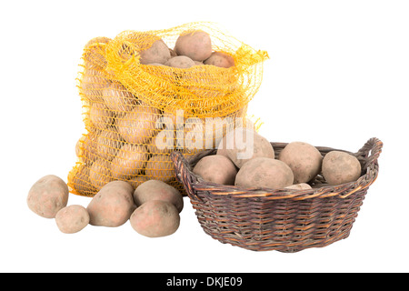 Kartoffeln in eine Tasche und einen Korb Stockfoto