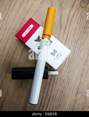 E-Lites E-Tipps elektronische Zigaretten Etui, Akku und Ladegert -  Nahaufnahme Stockfotografie - Alamy
