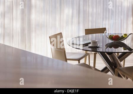 Tasse Kaffee und Zeitung am Küchentisch Stockfoto