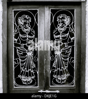 Reich verzierte Tür in Chennai Madras in Tamil Nadu in Indien in Südasien. Deko Dekoration Tür Türen Haus Mann Frau Kunstgeschichte Reisen Stockfoto