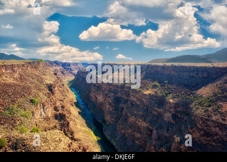 Rio Grande River und Schlucht in der Nähe von Taos, New Mexiko. Stockfoto