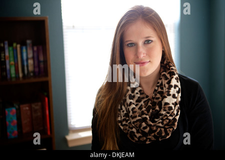 Porträt einer jungen Frau, die Vorbereitung zu studieren. Stockfoto