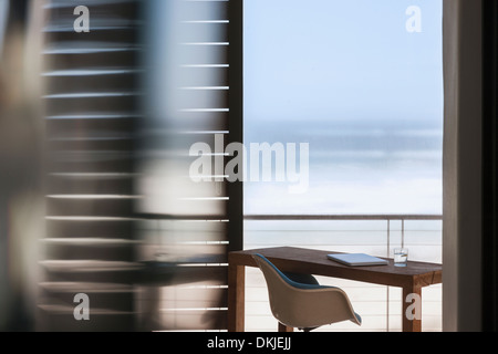 Schreibtisch auf Terrasse mit Blick auf Meer Stockfoto