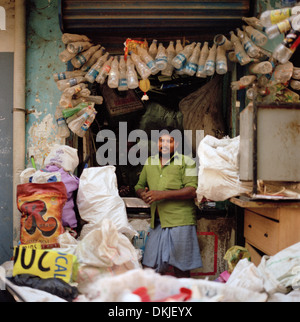 Kunststoff-Recycler in Chennai Madras in Tamil Nadu in Indien in Südasien. Recycle Recycling Umwelt Grün Shop Service Arbeit Lifestyle Reisen Stockfoto