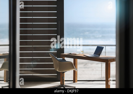 Schreibtisch und Stuhl im modernen home-Office mit Blick auf Meer Stockfoto