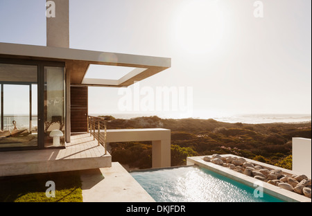 Modernes Haus und Pool mit Blick auf Meer Stockfoto